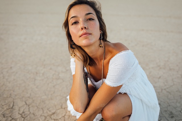 woman-1868523_640